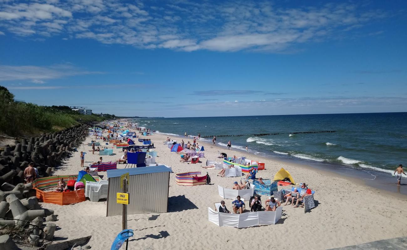 Фото Mielno Beach с золотистый песок поверхностью