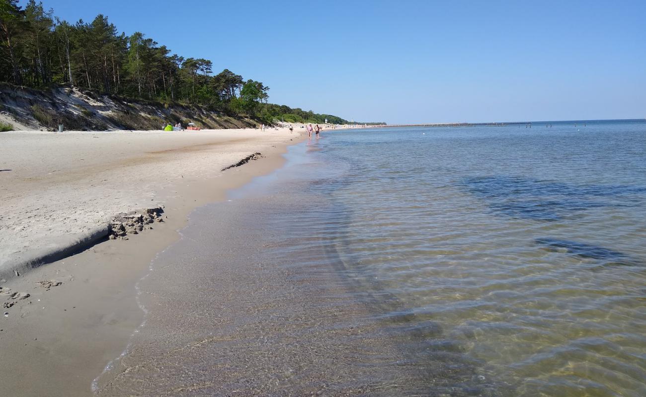 Фото Ustce Beach с светлый песок поверхностью