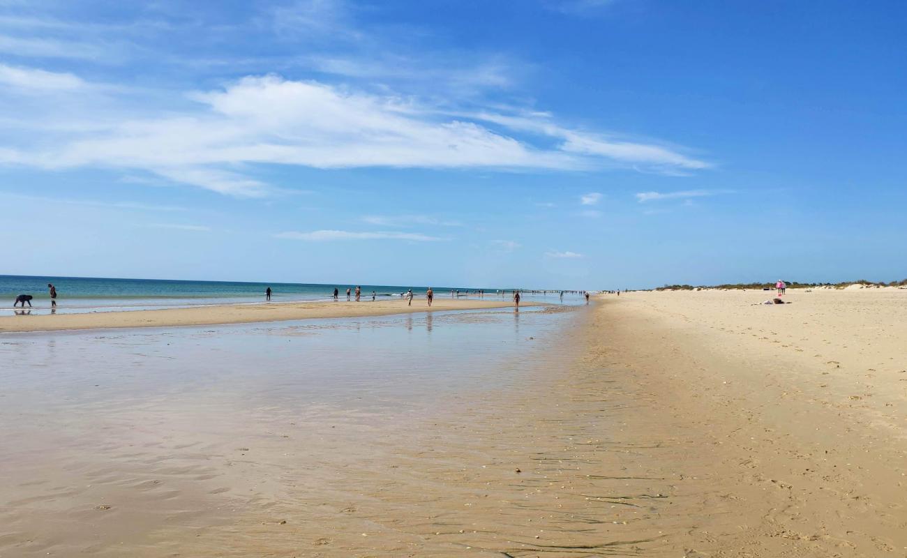 Фото Praia da Manta Rota с золотистый песок поверхностью