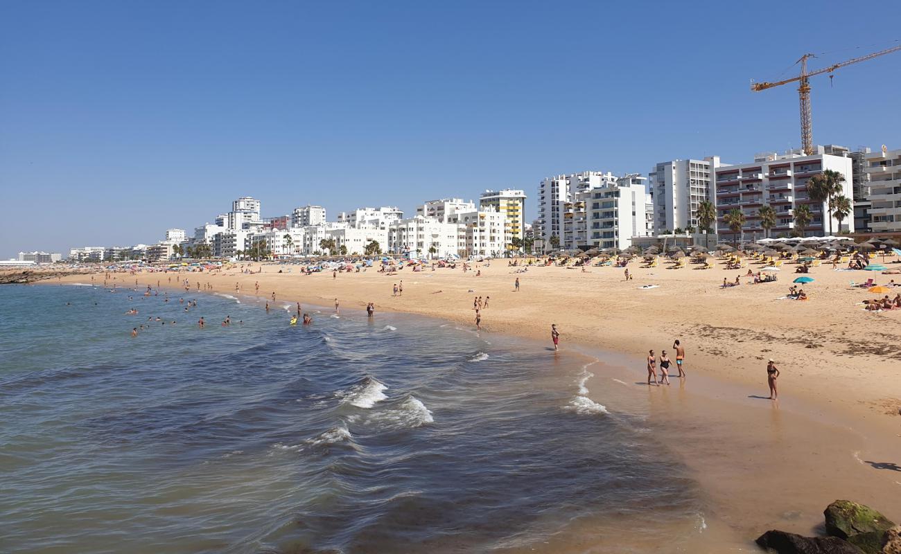 Фото Praia de Quarteira с темный песок поверхностью