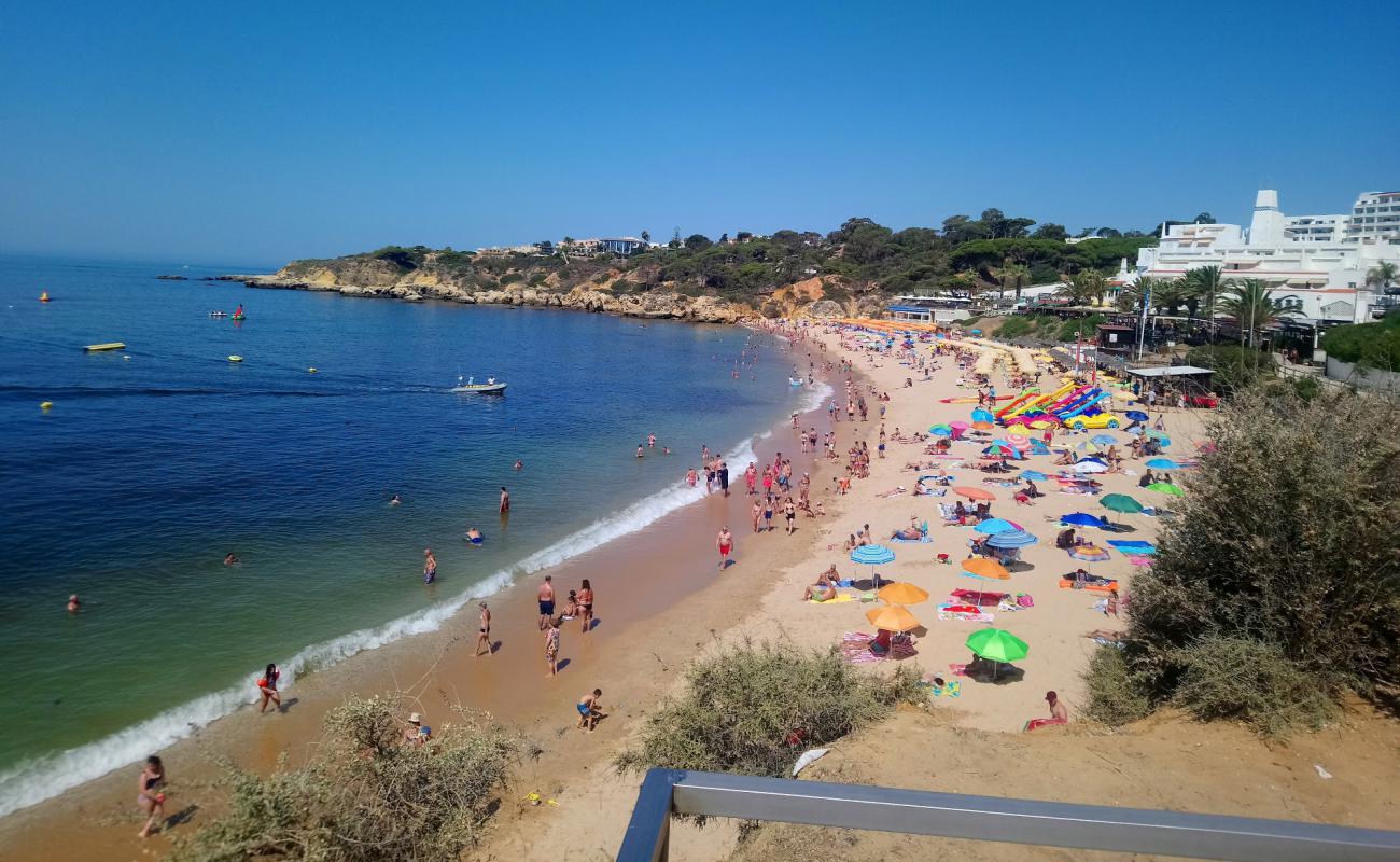 Фото Praia da Oura с темный чистый песок поверхностью