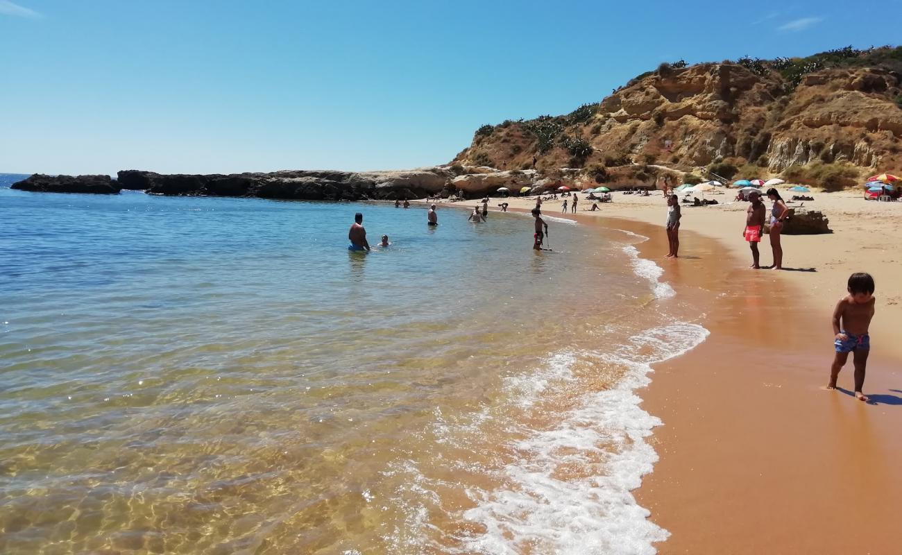 Фото Praia dos Aveiros с темный чистый песок поверхностью