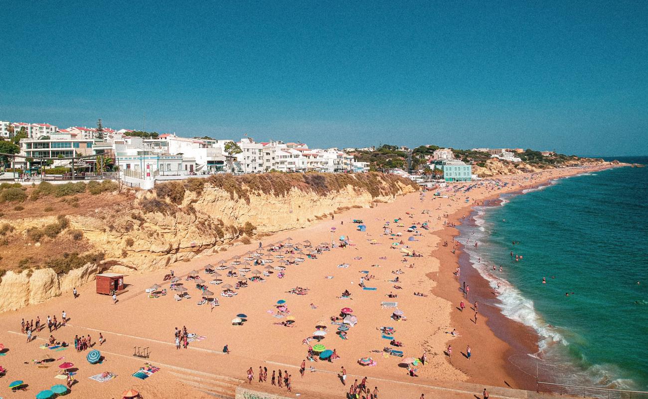 Фото Praia dos Alemaes с темный чистый песок поверхностью