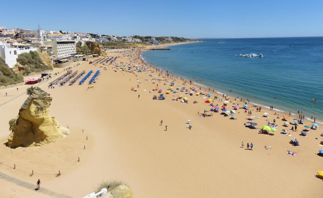 Фото Praia dos Pescadores с золотистый песок поверхностью