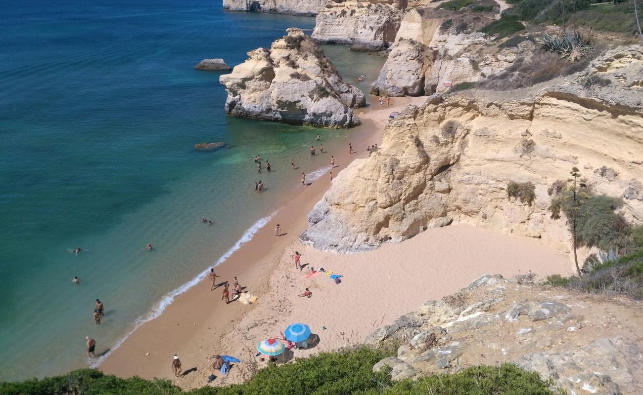 Фото Praia dos Beijinhos с темный песок поверхностью