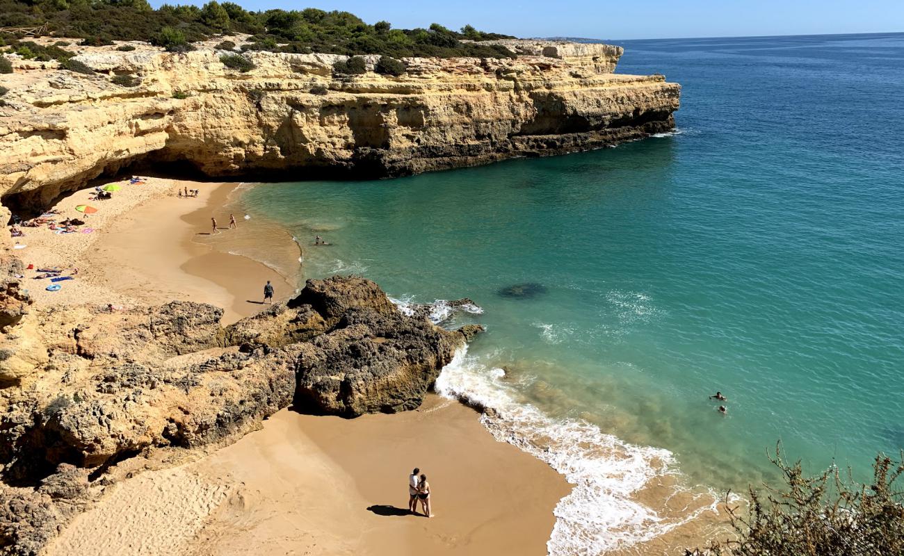 Фото Praia de Albandeira с темный чистый песок поверхностью