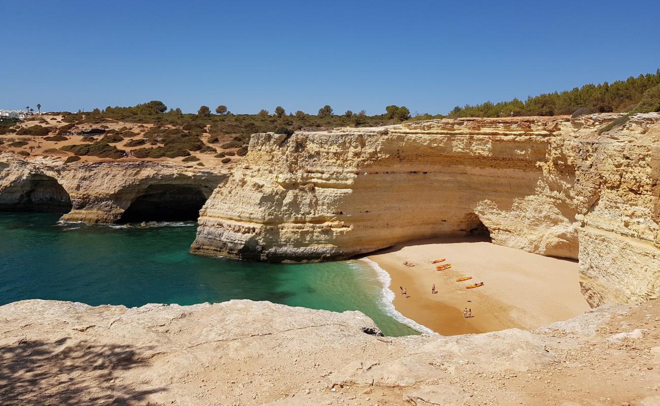 Фото Praia da Corredoura с темный чистый песок поверхностью