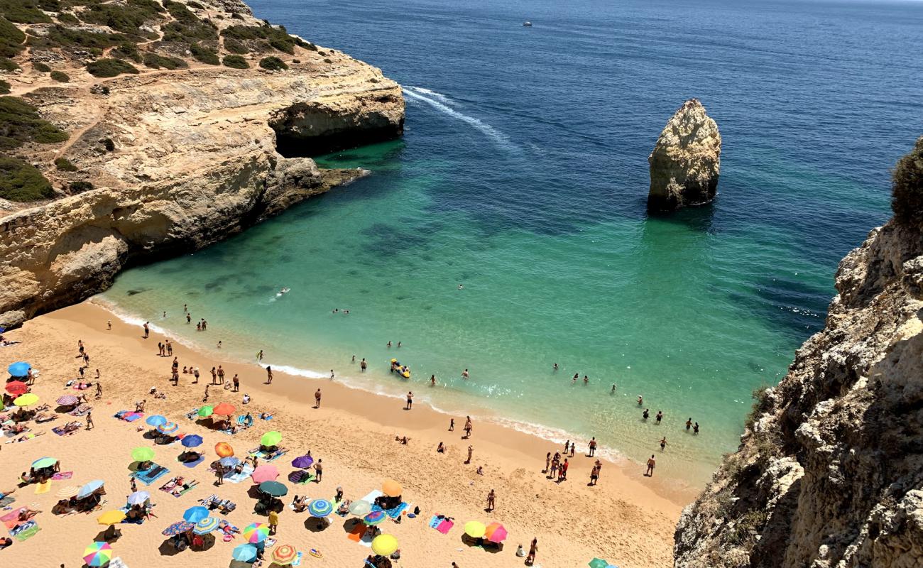 Фото Praia do Carvalho с золотистый песок поверхностью