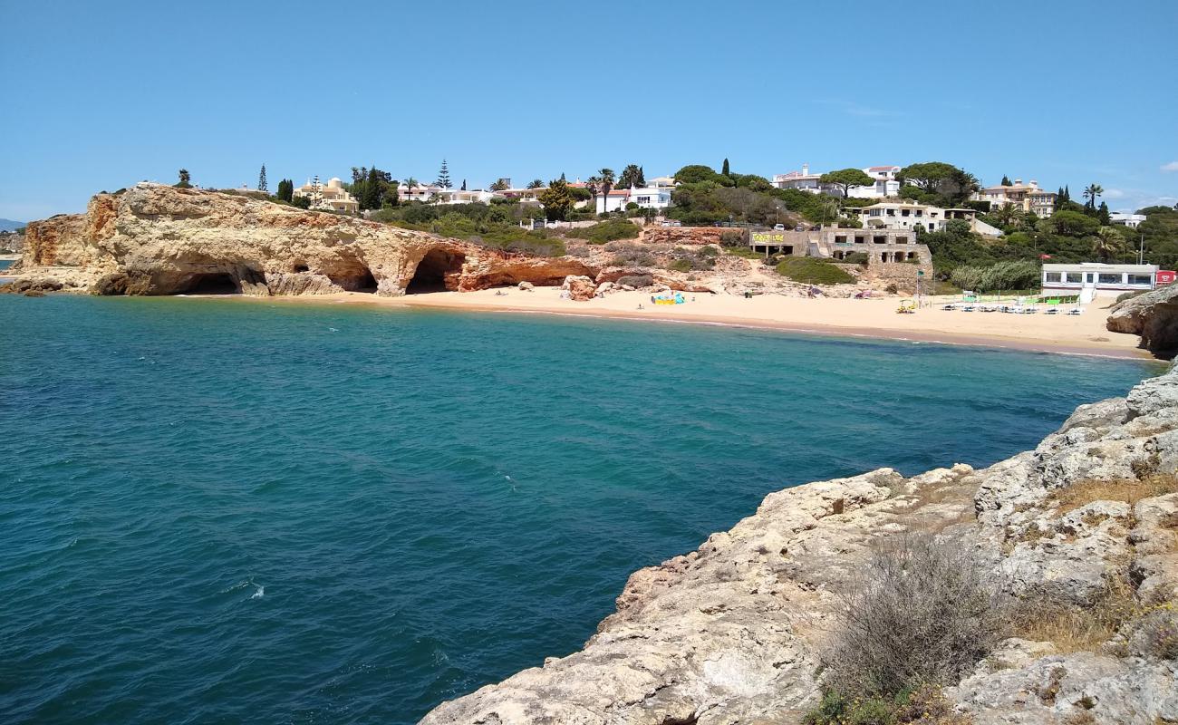 Фото Praia do Pintadinho с темный чистый песок поверхностью