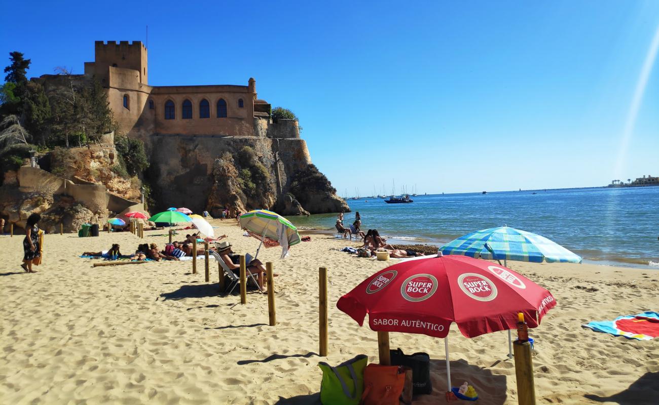 Фото Praia da Angrinha с темный чистый песок поверхностью