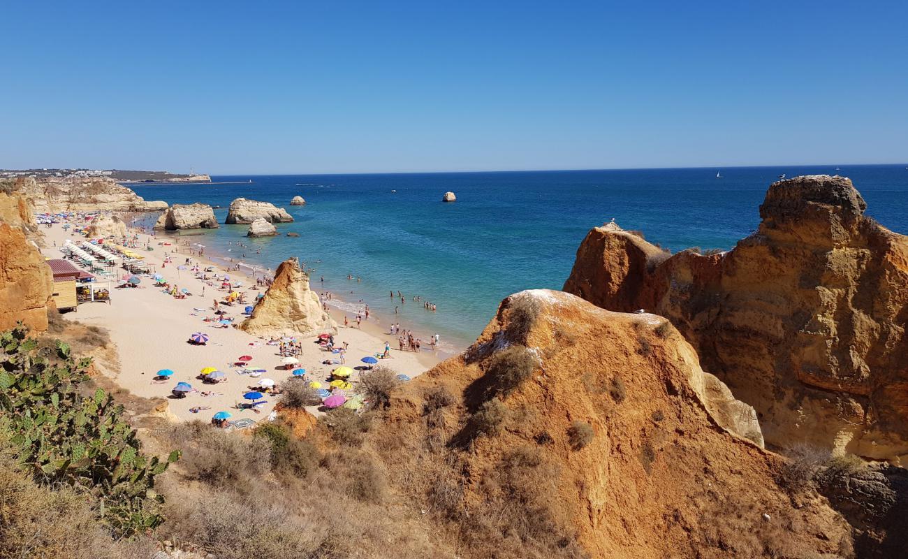 Фото Praia dos Tres Castelos с золотистый песок поверхностью