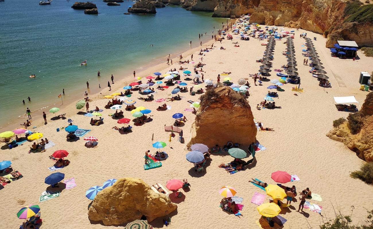 Фото Praia do Alemao с золотистый песок поверхностью