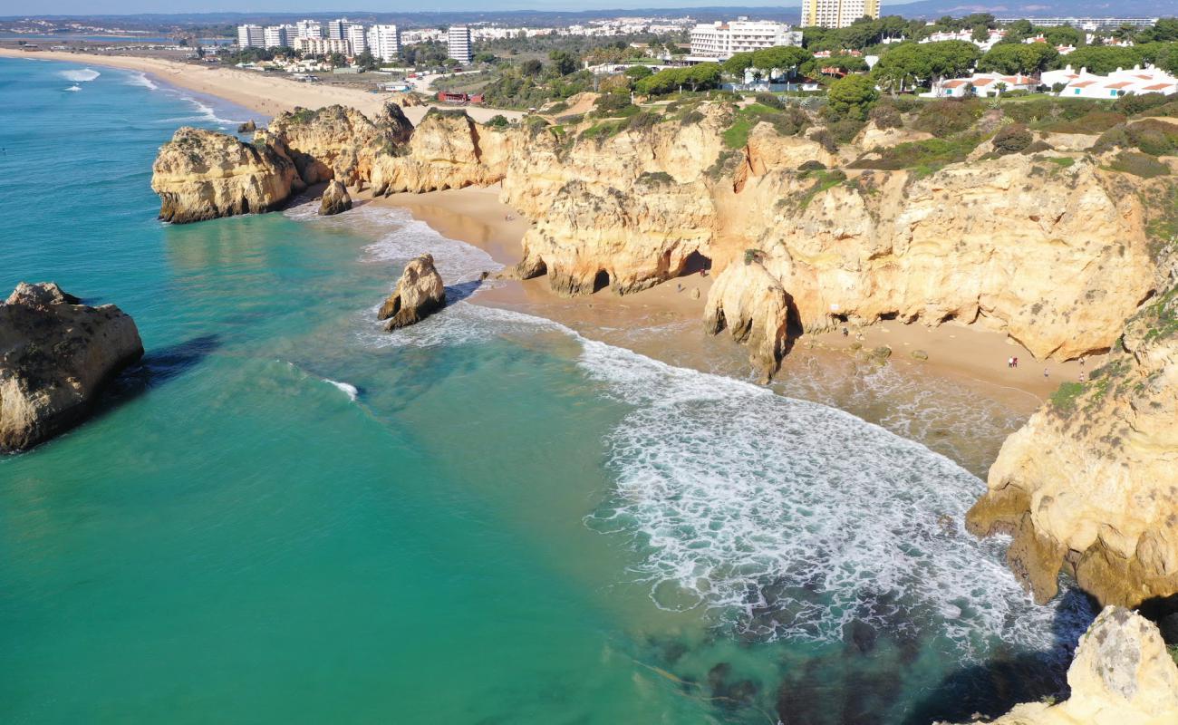 Фото Praia da Prainha с золотистый песок поверхностью