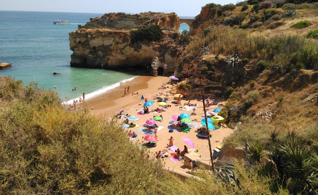 Фото Praia dos Estudantes с темный чистый песок поверхностью