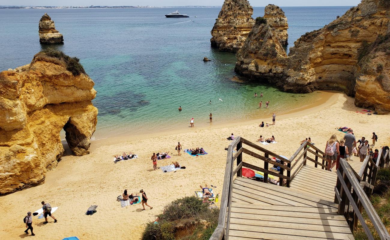 Фото Praia do Camilo с золотистый песок поверхностью