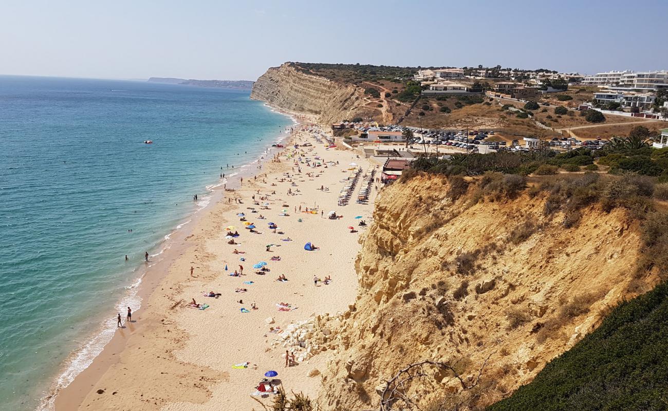 Фото Praia de Porto de Mos с золотистый песок поверхностью