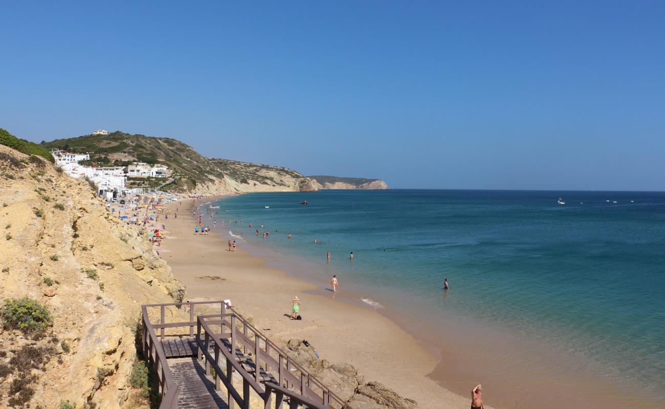 Фото Praia da Salema с золотистый песок поверхностью