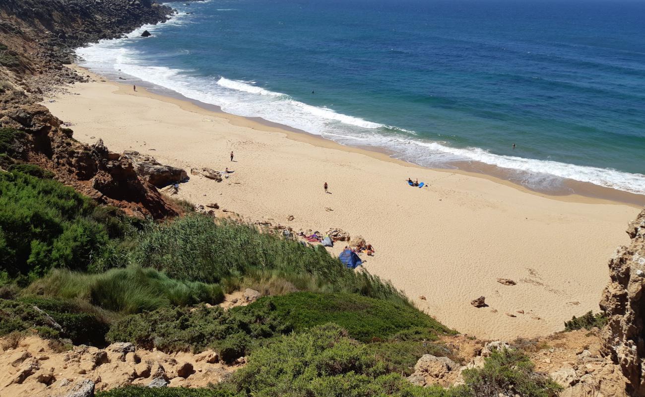 Фото Praia do Telheiro с темный песок поверхностью