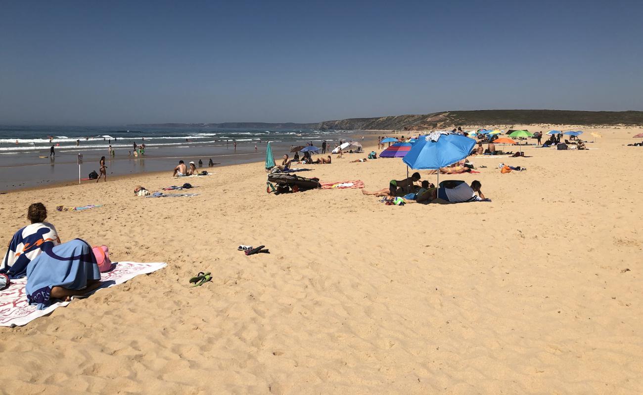 Фото Praia da Bordeira с золотистый песок поверхностью