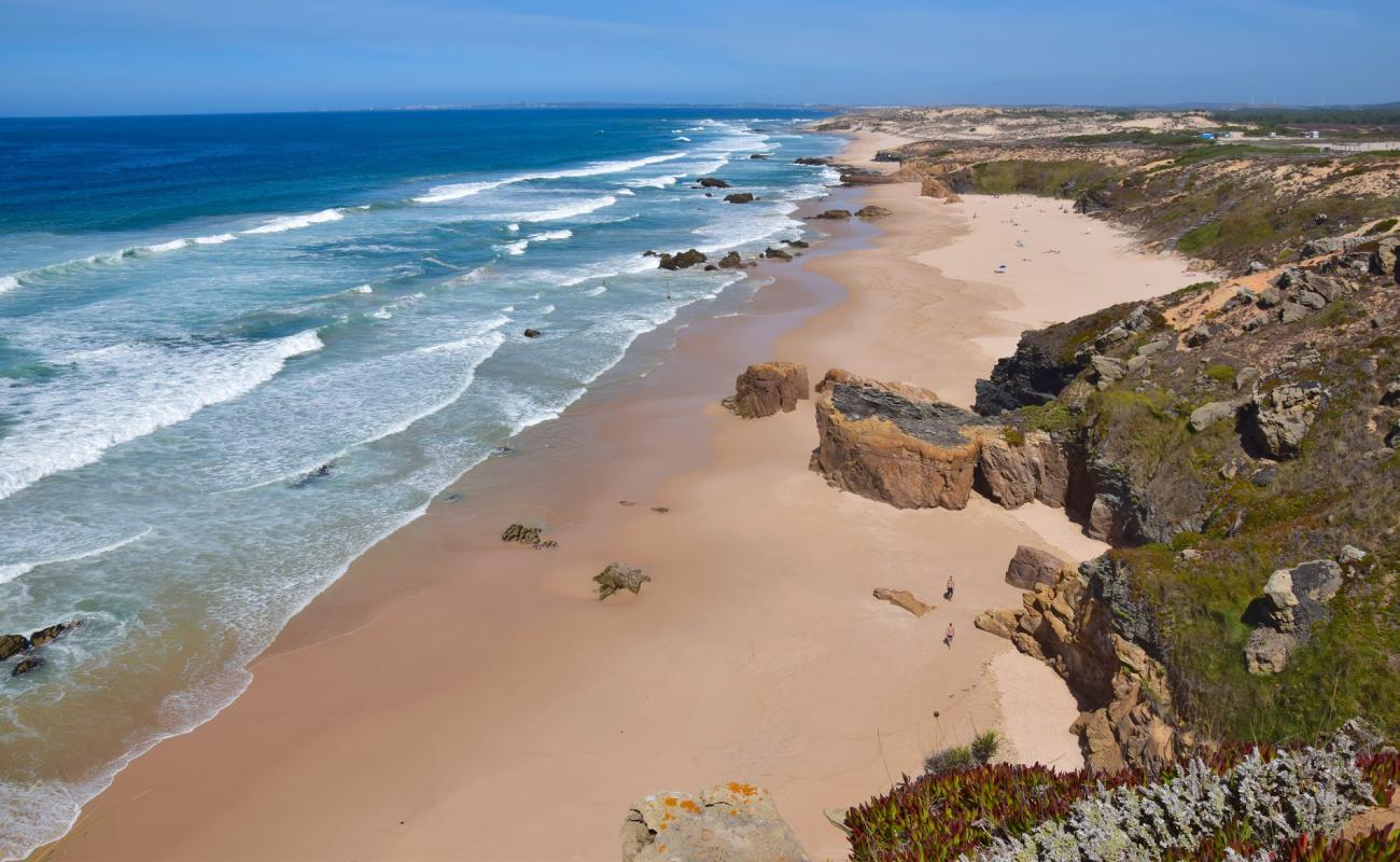 Фото Beach Malhao с золотистый песок поверхностью