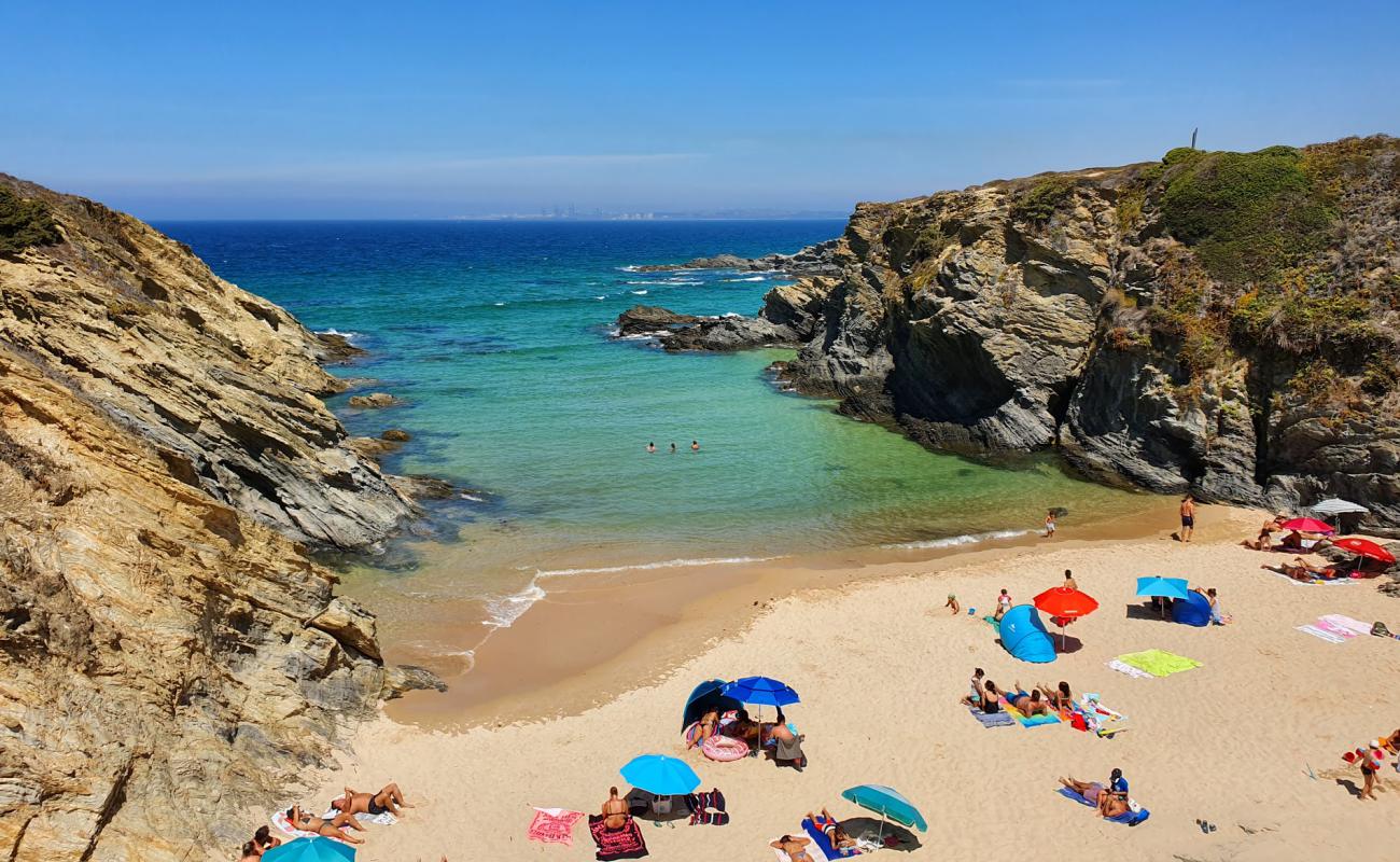 Фото Praia do Serro da Aguia с светлый песок поверхностью