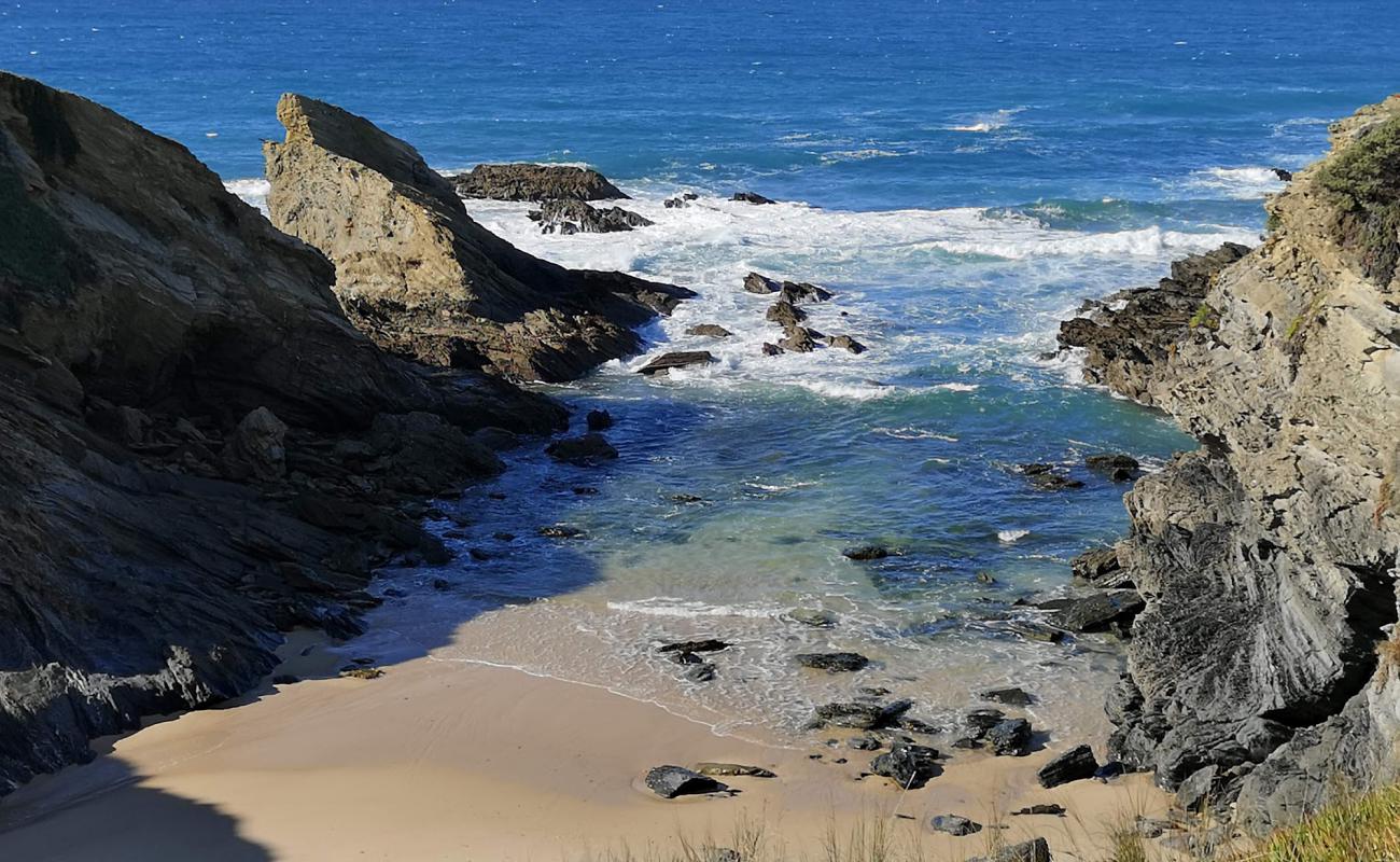 Фото Praia de Porto Covinho с золотистый песок поверхностью