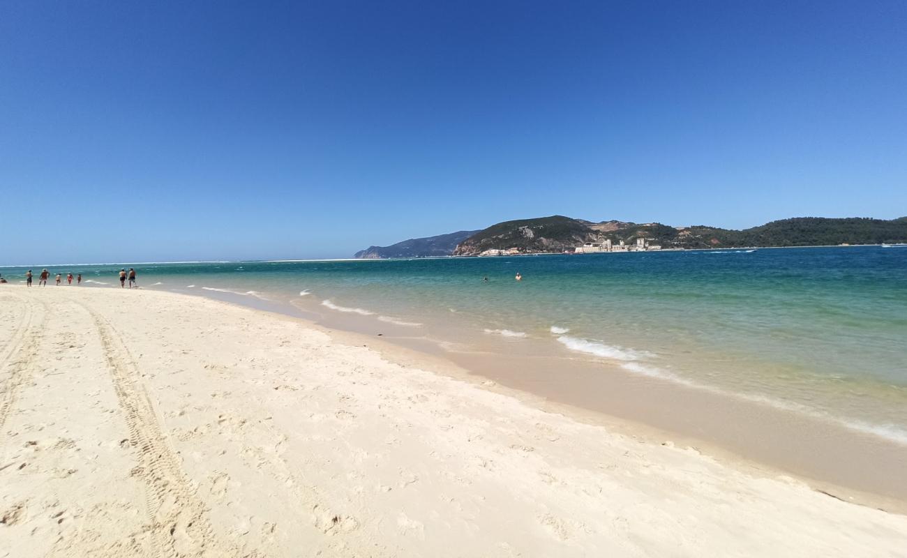 Фото Beach Troia Mar с белый чистый песок поверхностью