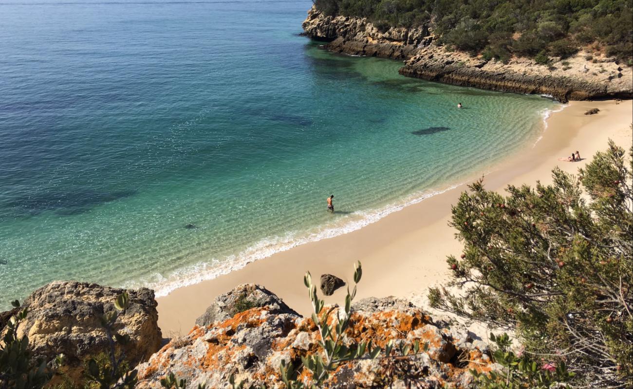 Фото Praia dos Coelhos с белый чистый песок поверхностью