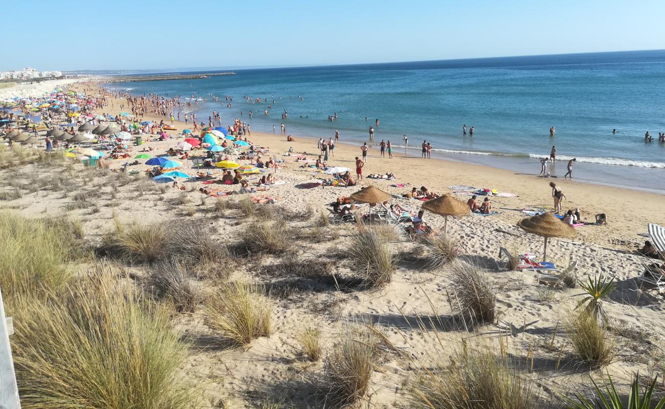 Фото Praia de Sao Joao с белый чистый песок поверхностью