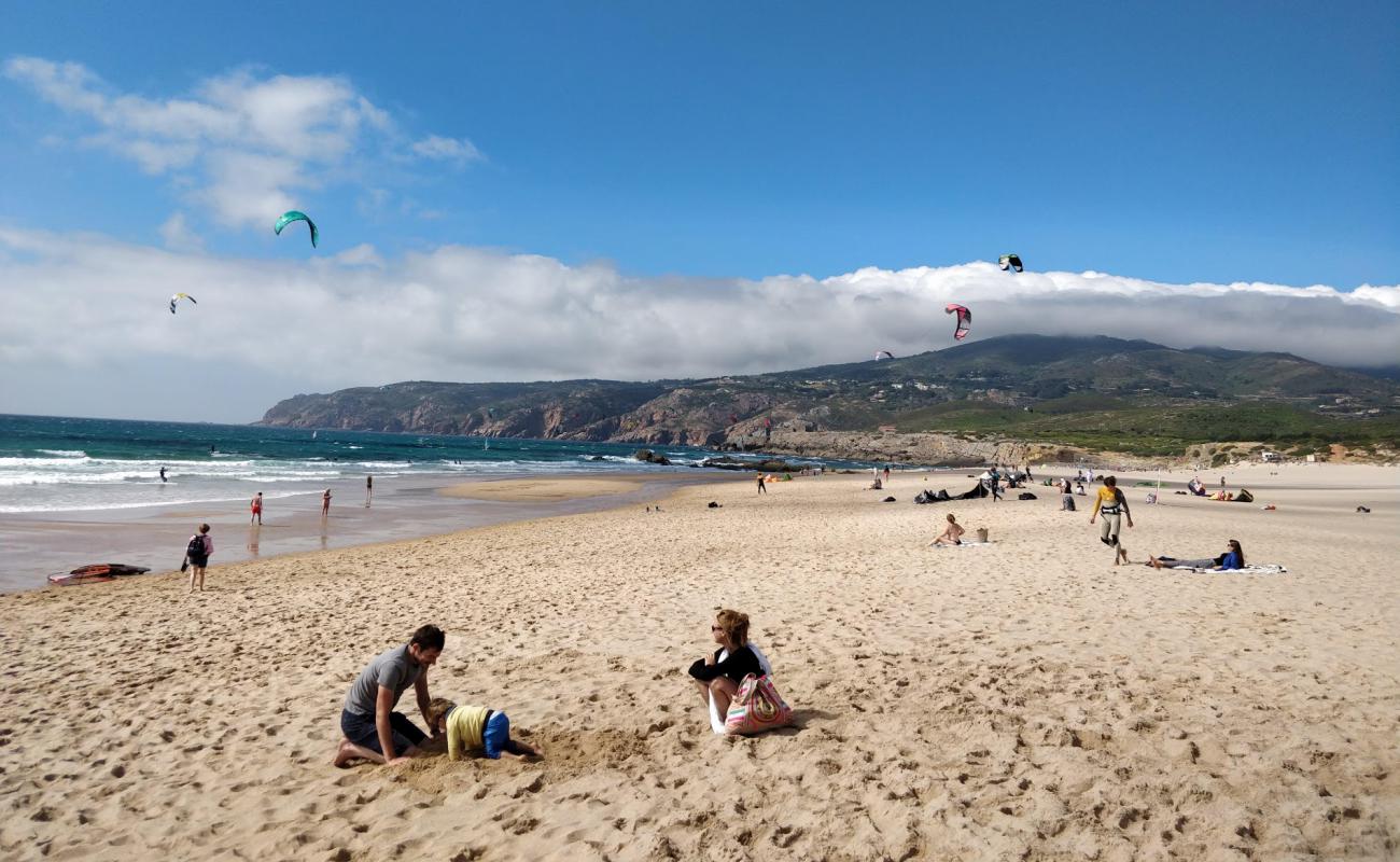 Фото Guincho Beach с золотистый песок поверхностью