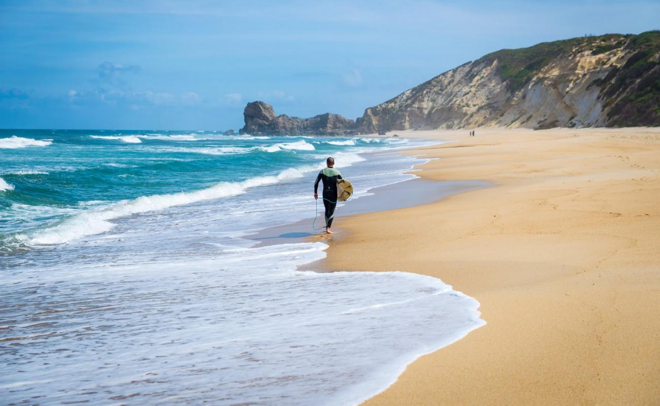 Фото Praia da Mina с светлый песок поверхностью