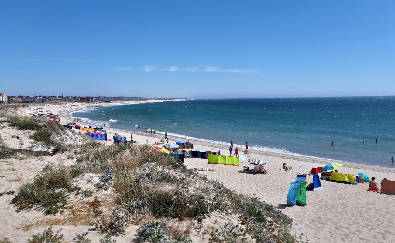 Фото Praia da Azurara с золотистый песок поверхностью