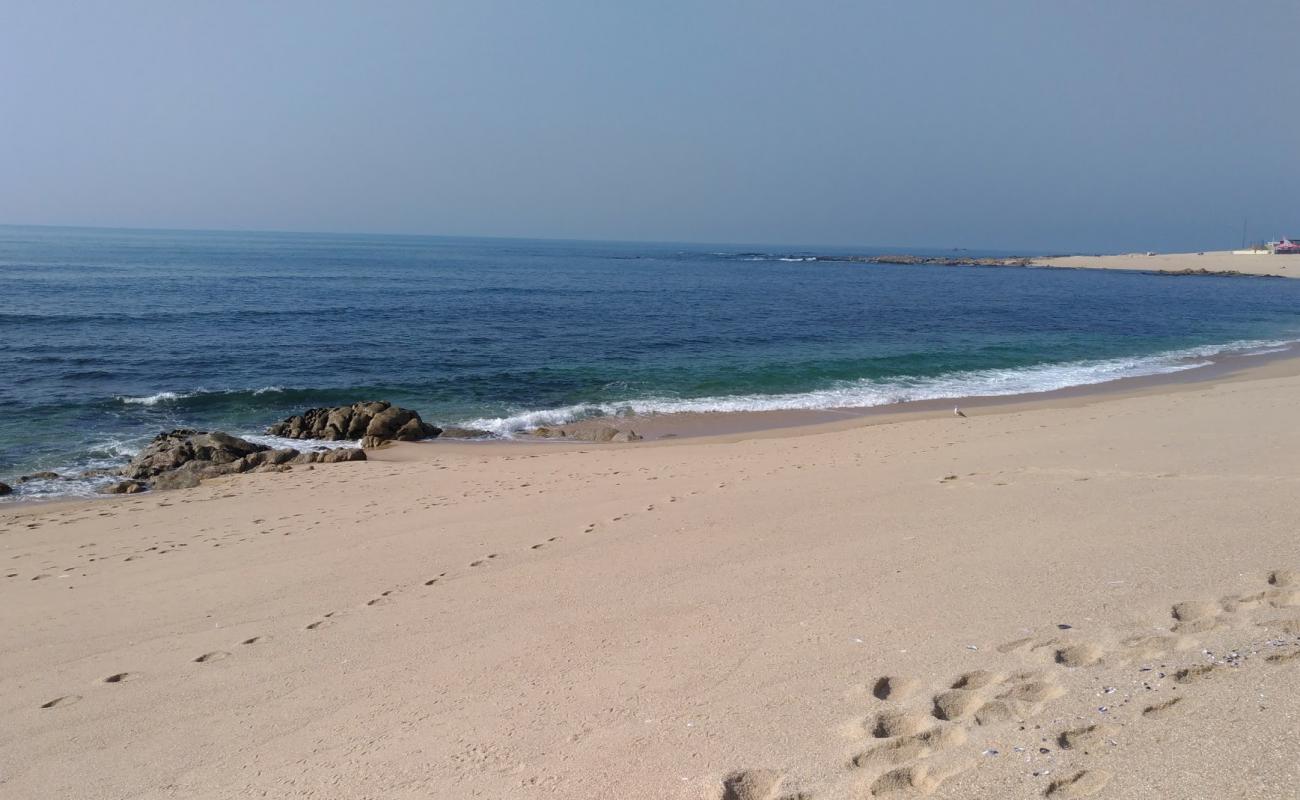 Фото Beach Carvalhido с золотистый песок поверхностью