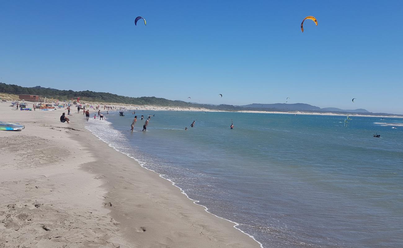 Фото Praia do Cabedelo с золотистый песок поверхностью