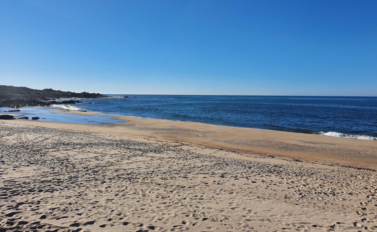 Фото Praia do Paco с белый чистый песок поверхностью