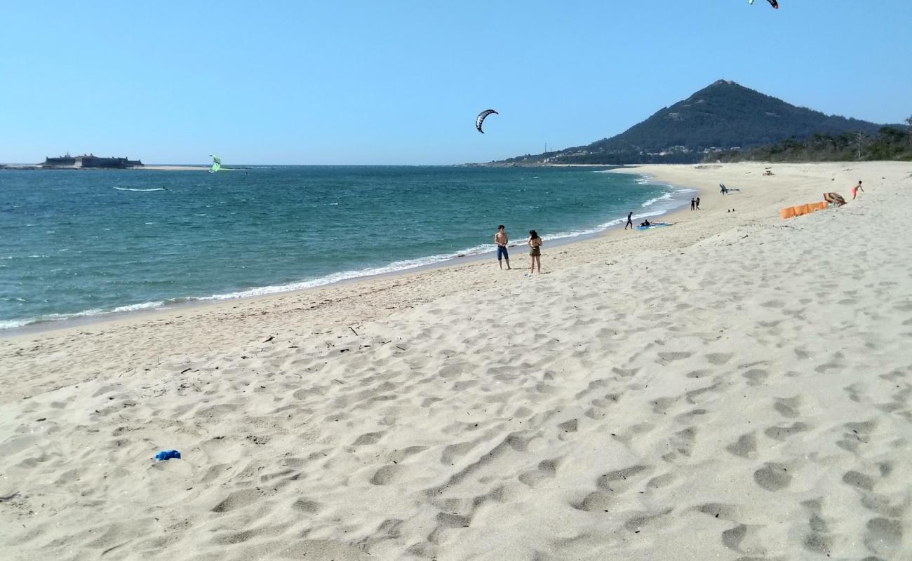 Фото Praia de Moledo с белый песок поверхностью