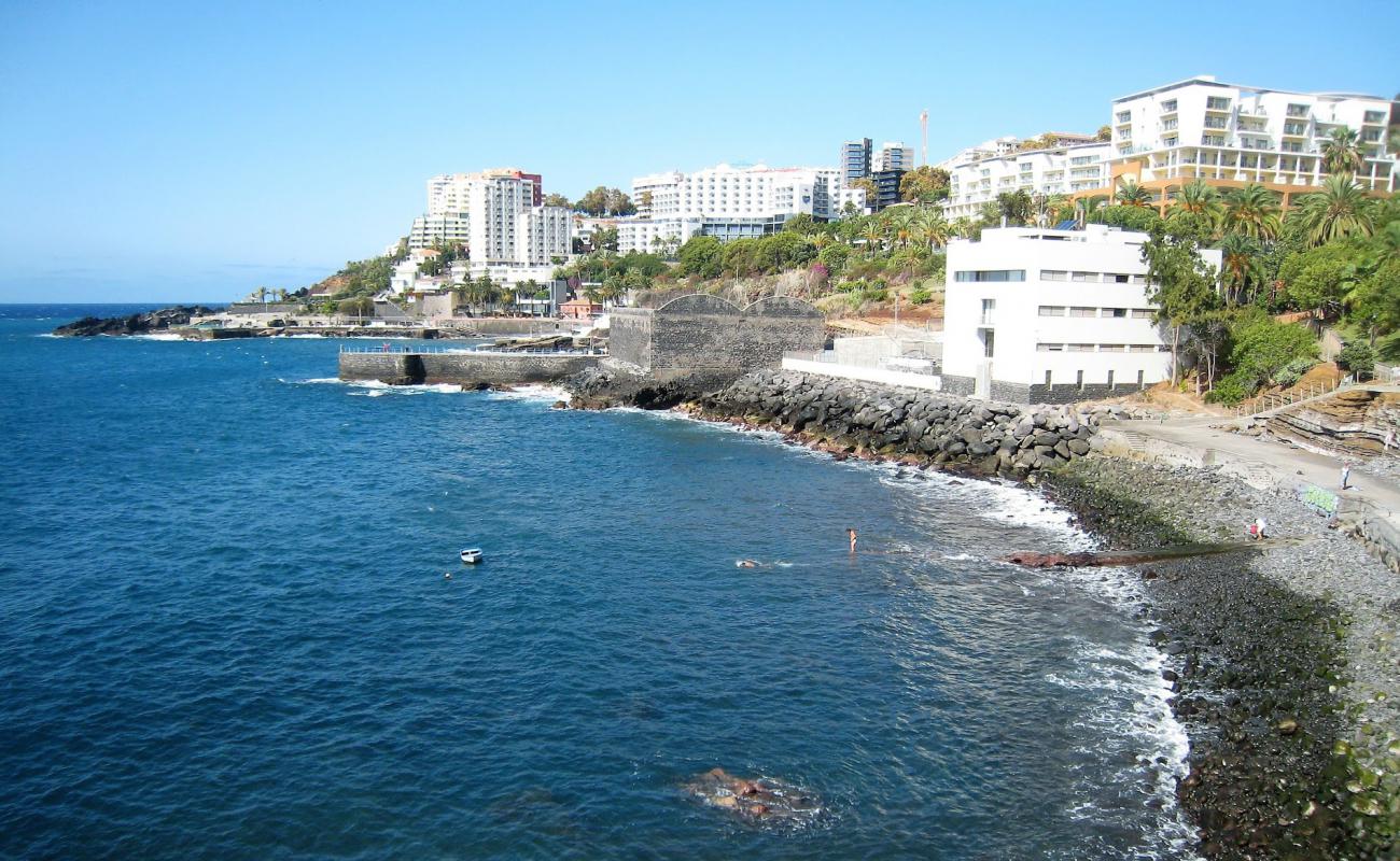 Фото Praia do Gorgulho - Gavinas с серая галька поверхностью