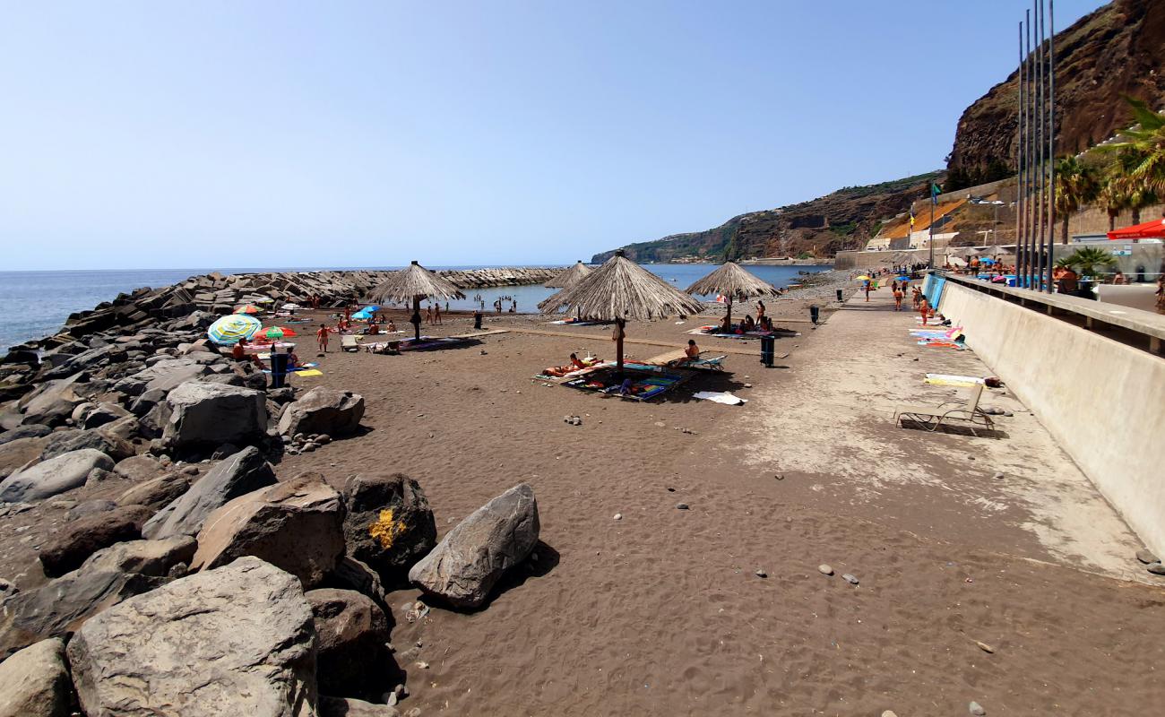 Фото Praia Da Ribeira Brava с песок с камнями поверхностью