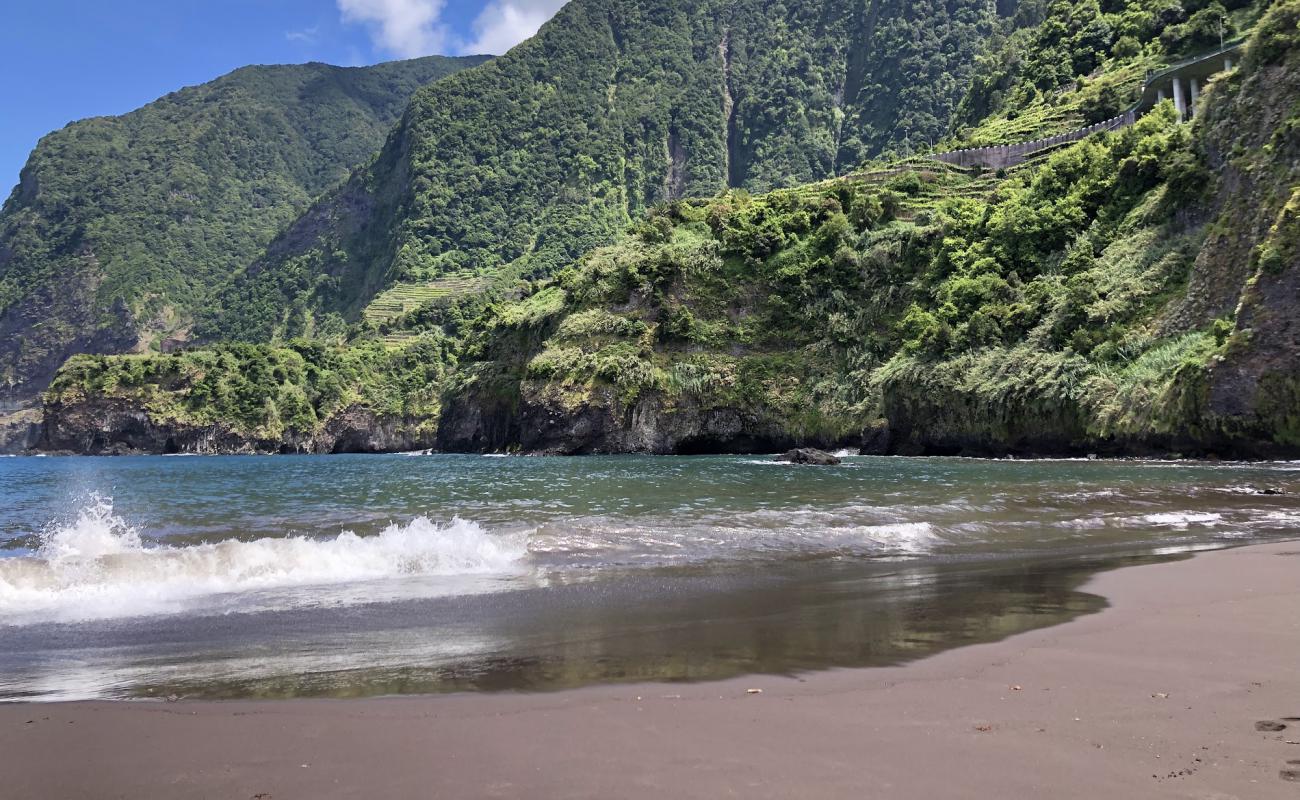 Фото Praia do Porto do Seixal с темный песок поверхностью