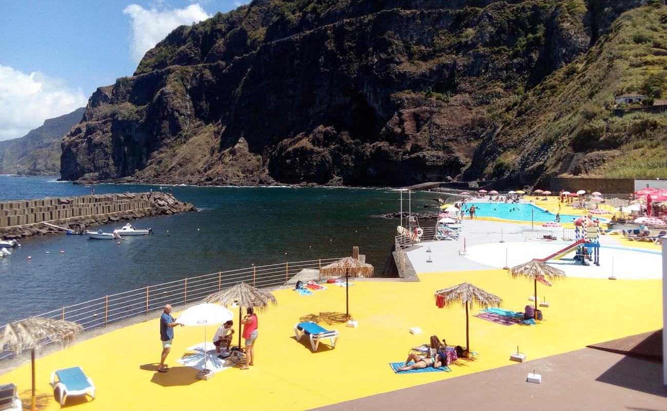 Фото Piscinas de Ponta Delgada с бетон поверхностью