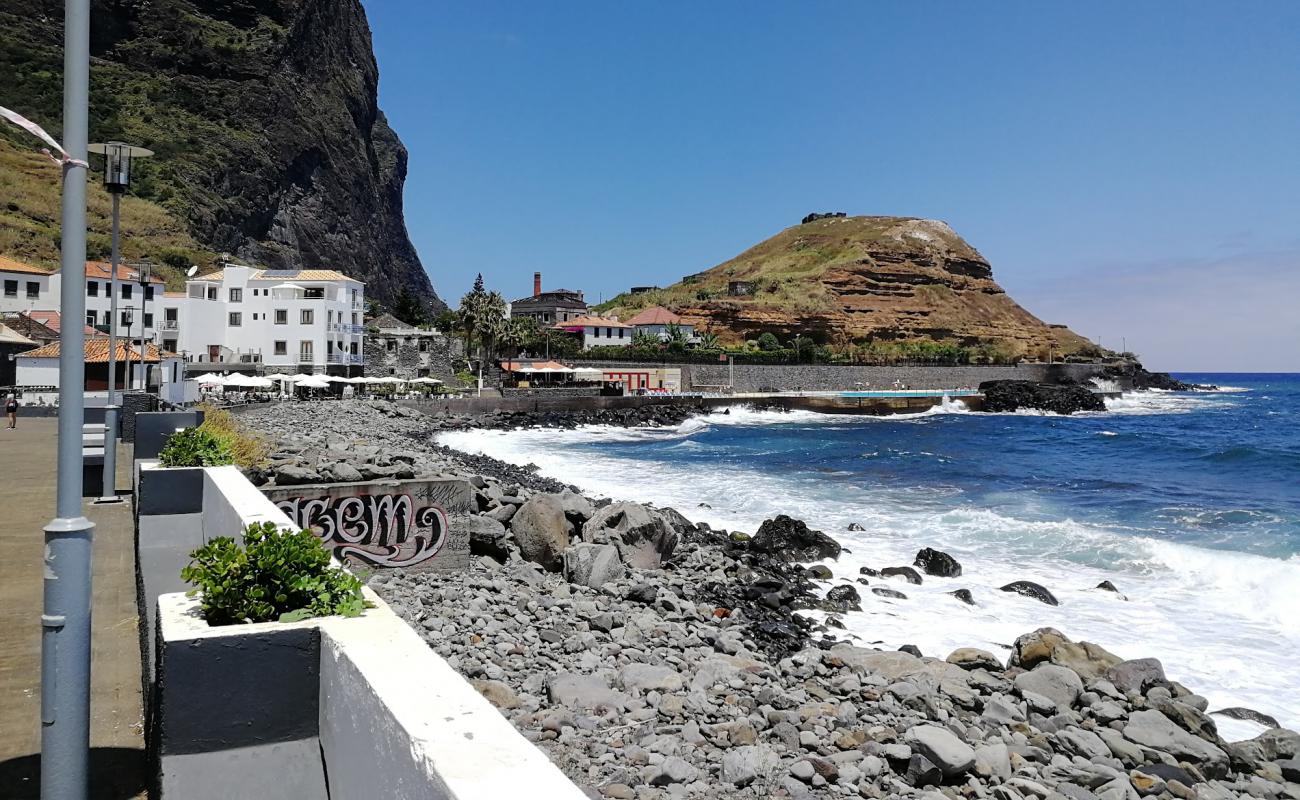 Фото Piscina do Porto da Cruz с камни поверхностью