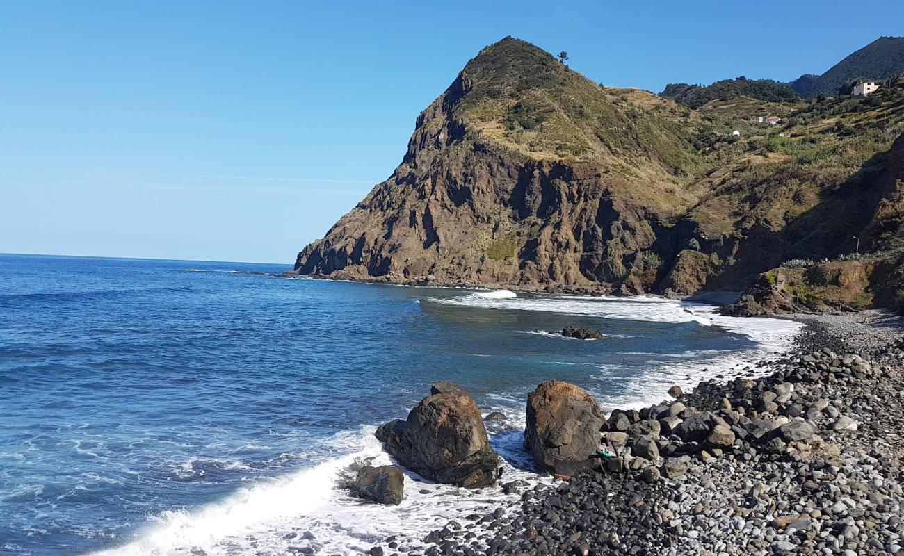 Фото Praia da Maiata с серая галька поверхностью