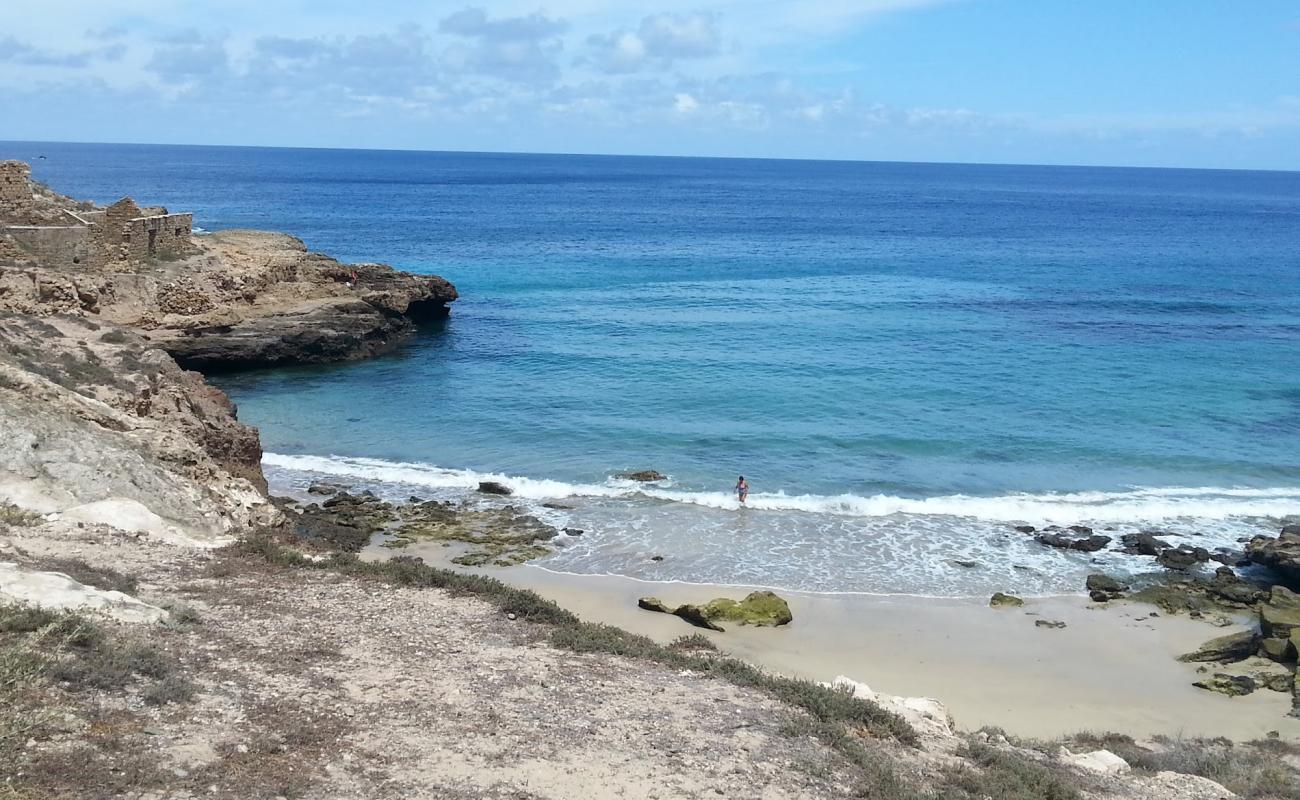 Фото Porto De Frades Beach с серый песок поверхностью