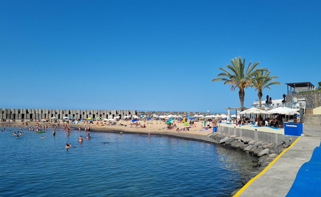 Фото Calheta Beach с светлый песок поверхностью