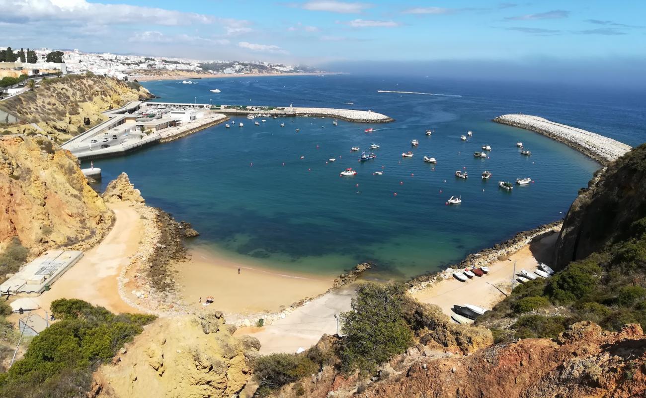 Фото Praia da Baleeira с светлый песок поверхностью