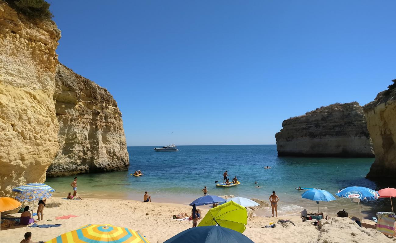 Фото Praia do Barranquinho с светлый песок поверхностью