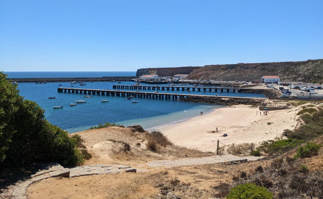 Фото Praia da Baleeira с светлый песок поверхностью