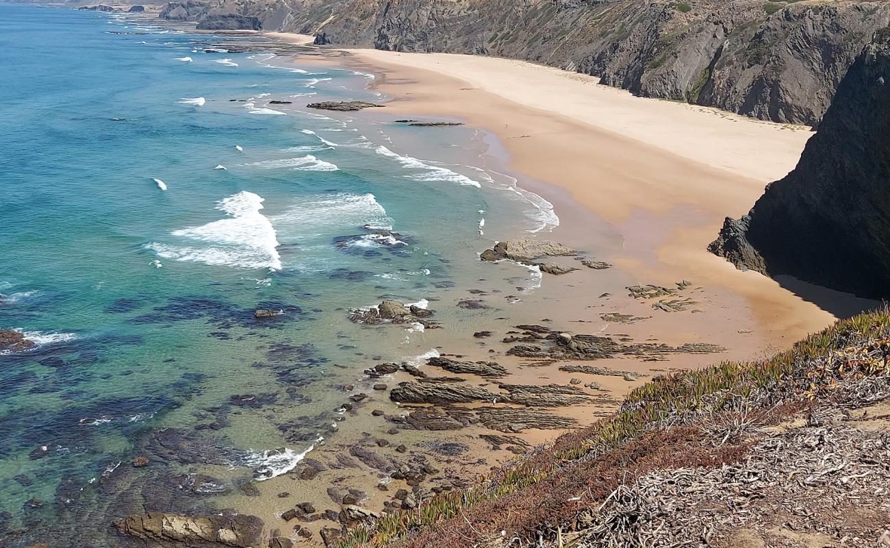 Фото Praia do Medo da Fonte Santa с светлый песок поверхностью