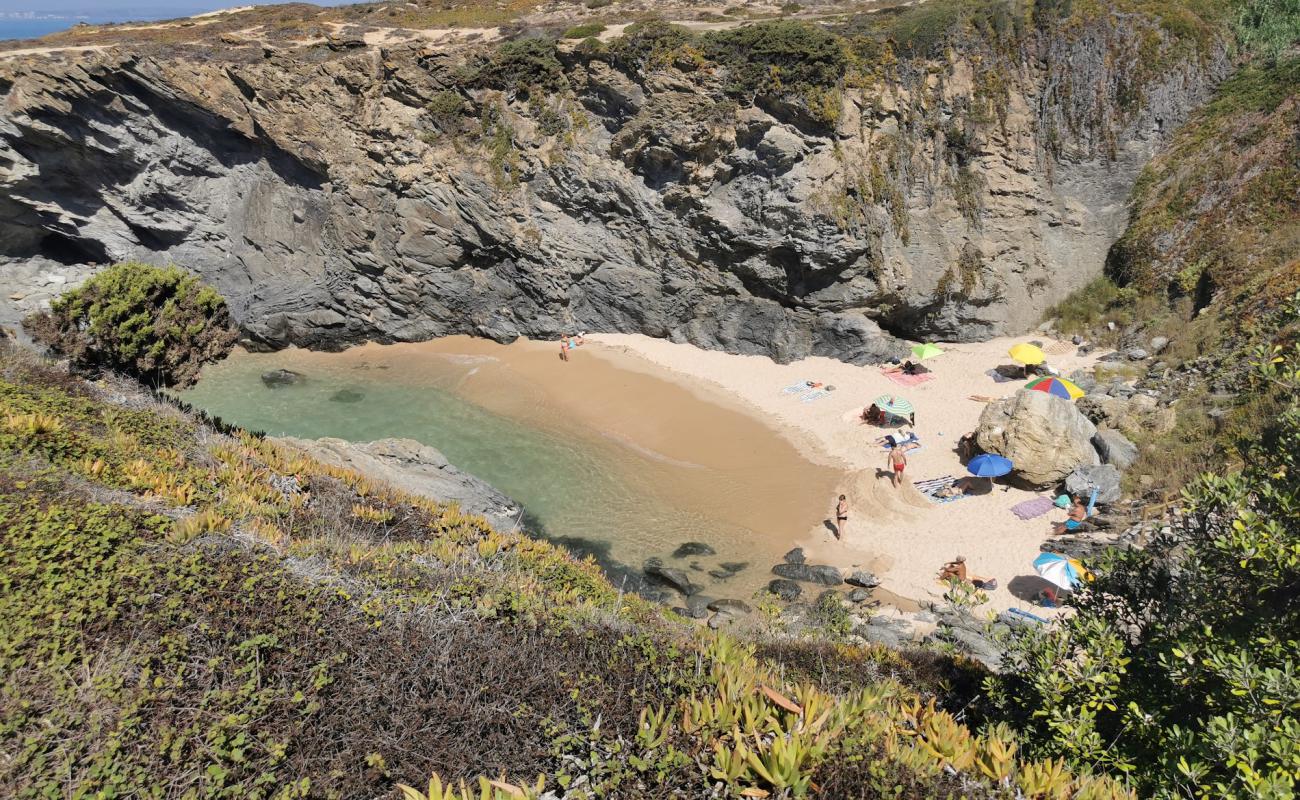 Фото Praia do Espingardeiro с светлый песок поверхностью