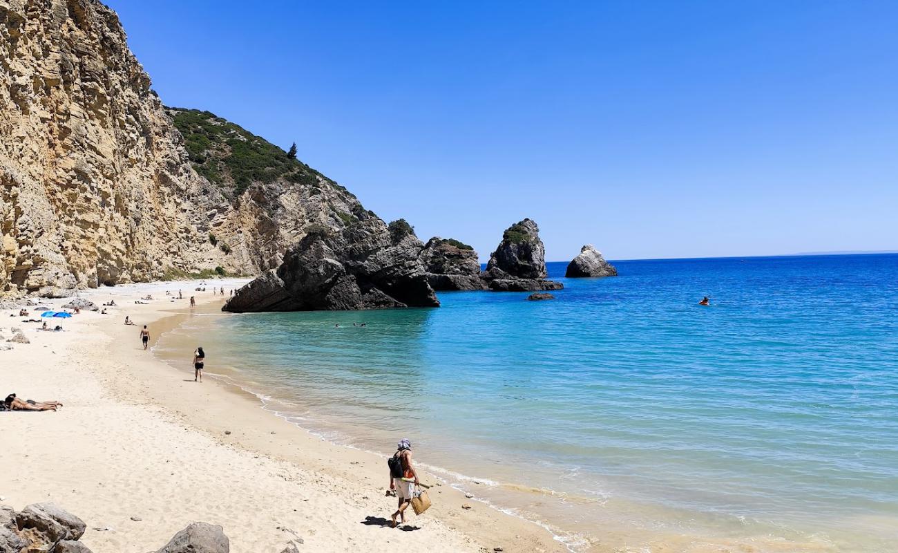 Фото Praia do Ribeiro do Cavalo с светлый песок поверхностью